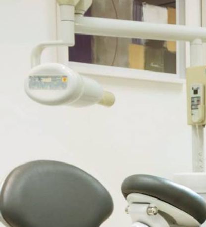 Cadeira odontológica e equipamento do consultório