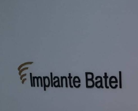 Nome Implante Batel na parede da recepção